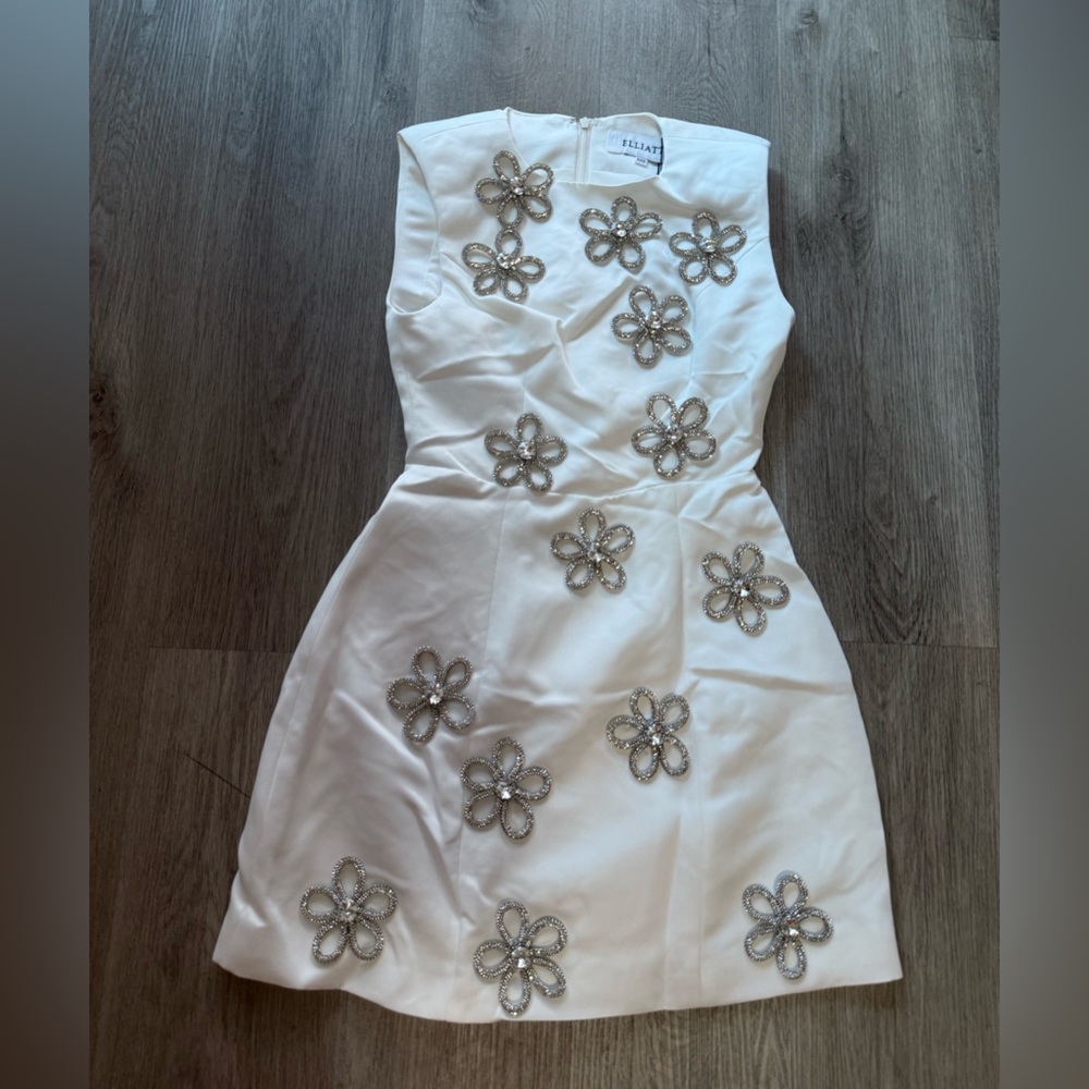 elliatt maiara white 3d floral diamante mini fit & flare mini dress size XXS NEW